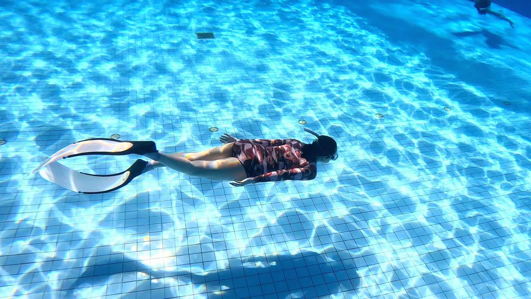 ผู้เรียน Snorkeling ลอยตัวเหนือน้ำสีฟ้าใส